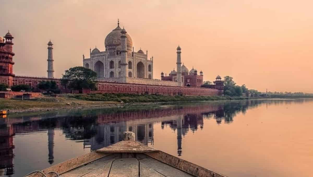 यमुना: आस्था और कहानियों का सागर! 🌊