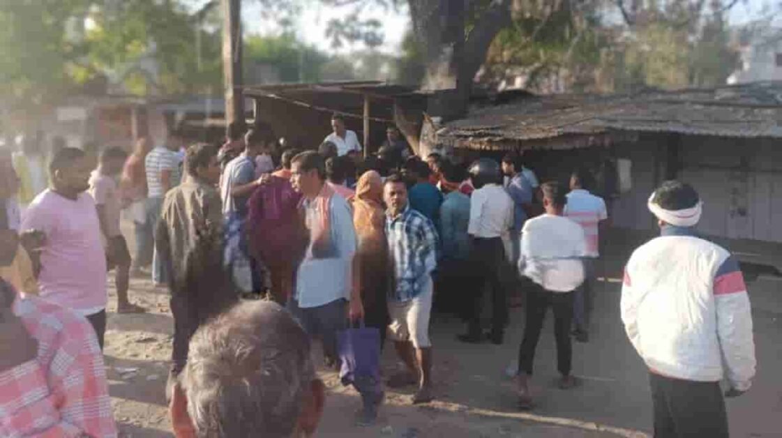 बस से युवती को जबरन उतारने की कोशिश